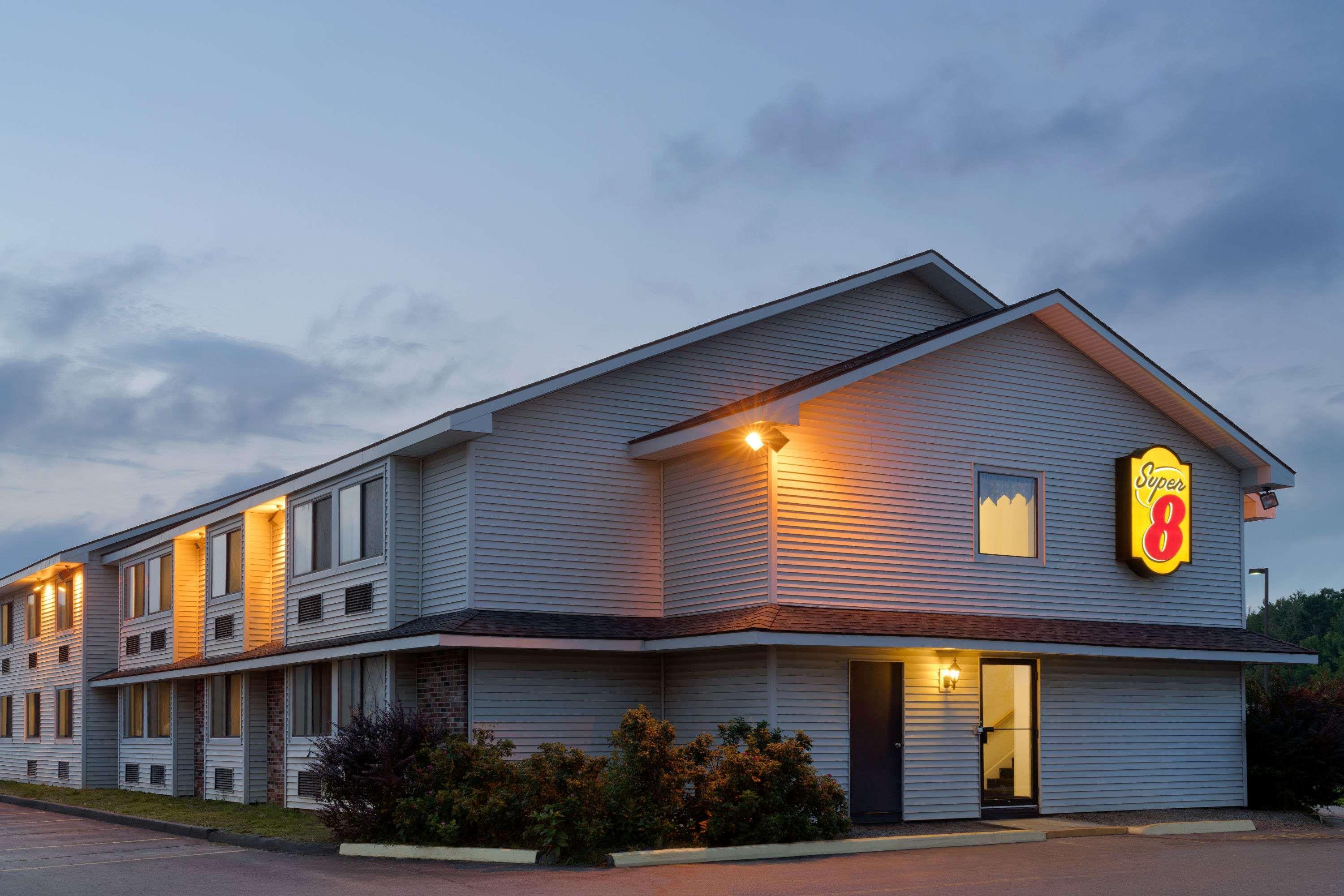 Super 8 By Wyndham Portland/Westbrook Area Hotel Exterior photo